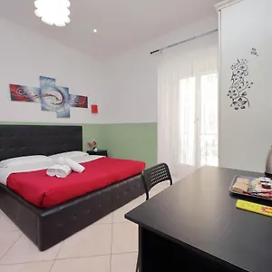 ** Konukevi Dandi Domus İtalya
